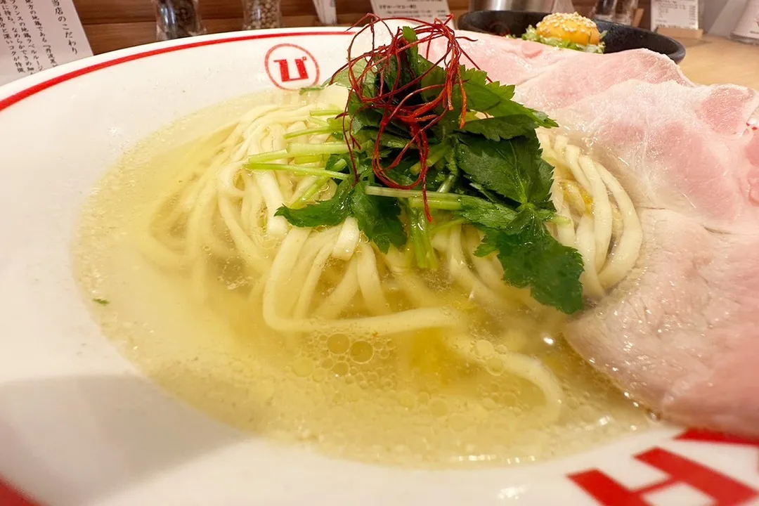 当店のスープには、京都丹波地方の地鶏【丹波黒地鶏】を使用して...